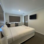 Queen Room at Golfview Motel